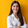 Foto sonriente de Ana López, una mujer joven y organizada.